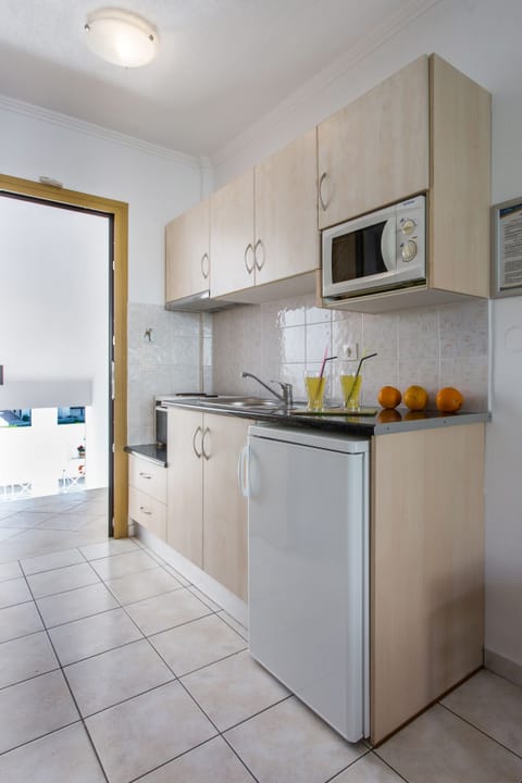 Studio | Private kitchen | Fridge, microwave, oven, stovetop