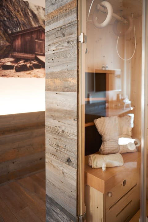 Honeymoon Room, 1 King Bed, Sauna | Premium bedding, down comforters, memory foam beds, minibar