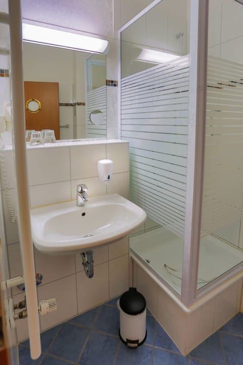 Double Room, City View | Bathroom | Shower, free toiletries, hair dryer, towels