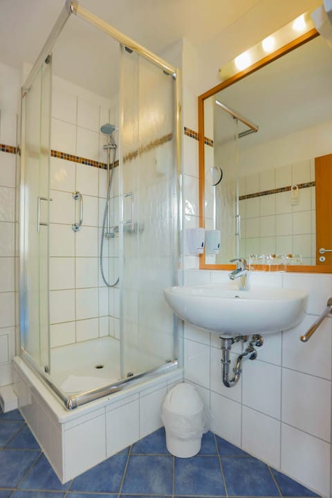 Studio | Bathroom | Shower, free toiletries, hair dryer, towels