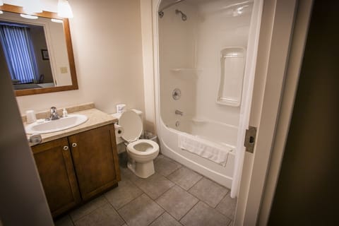 Standard Room, 1 Queen Bed | Bathroom | Combined shower/tub, free toiletries, towels, soap