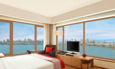 Executive Suite | Premium bedding, minibar, in-room safe, individually furnished