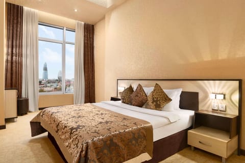 Business Double Room, Smoking | Minibar, in-room safe, soundproofing, iron/ironing board