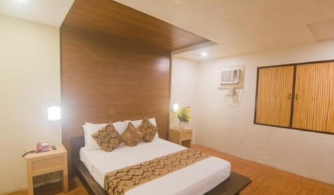 Premier Room | Desk, free WiFi, bed sheets