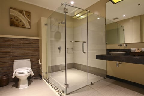 Junior Studio Suite | Bathroom | Shower, rainfall showerhead, free toiletries, hair dryer