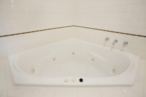 Royal Spa Suite | Deep soaking bathtub