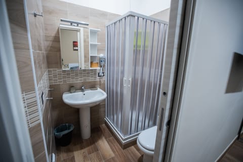 Basic Room | Bathroom | Shower, rainfall showerhead, eco-friendly toiletries, hair dryer