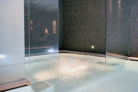 Indoor spa tub