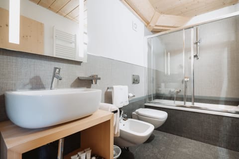 Junior Suite | Bathroom | Combined shower/tub, rainfall showerhead, designer toiletries