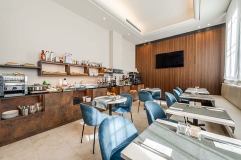 Daily continental breakfast (EUR 8 per person)