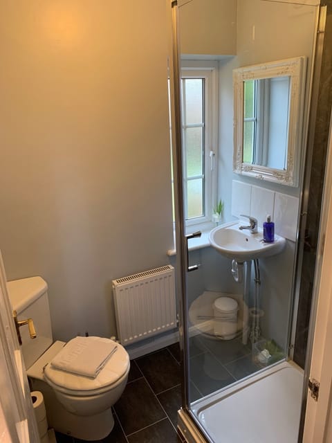 Comfort Double Room, Garden View | Bathroom | Hair dryer, towels