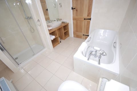 Deluxe Double Room (2 Adults + 1 Child) | Bathroom | Free toiletries, hair dryer, towels