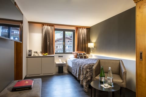 Cosy single room to the north side | Minibar, in-room safe, desk, free WiFi