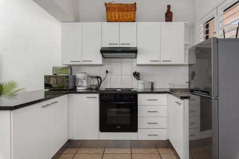 Comfort Studio, 1 Queen Bed, Non Smoking | Private kitchen | Fridge, microwave, oven, stovetop