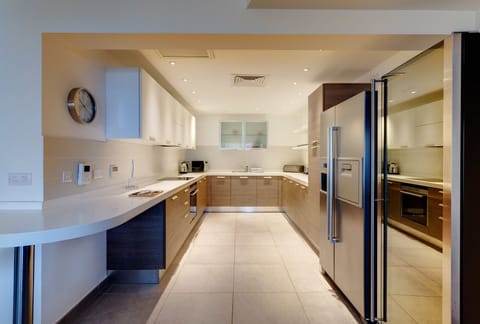 Apartment, 2 Bedrooms | Private kitchen | Full-size fridge, oven