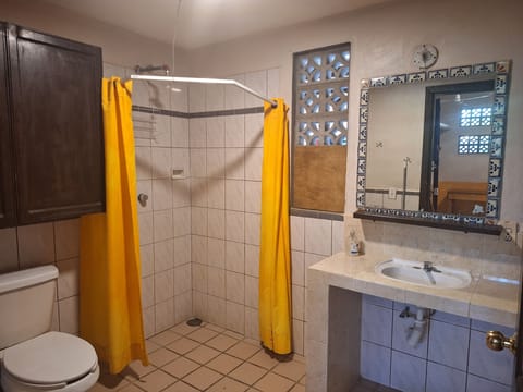 Basic Quadruple Room | Bathroom | Towels