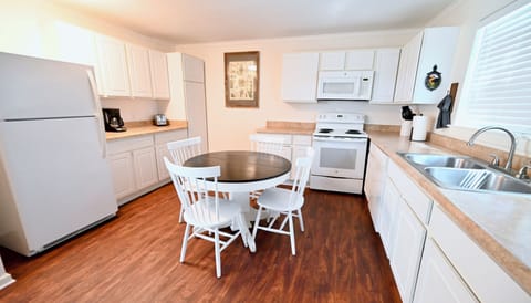 The Cottage | Private kitchen | Mini-fridge, microwave, paper towels