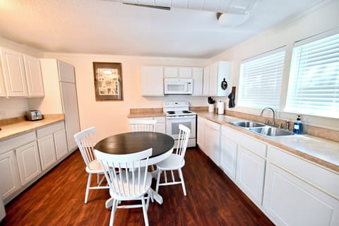 The Cottage | Private kitchen | Mini-fridge, microwave, paper towels