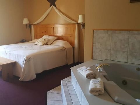 Deluxe Room, 1 King Bed | Iron/ironing board, free WiFi, bed sheets