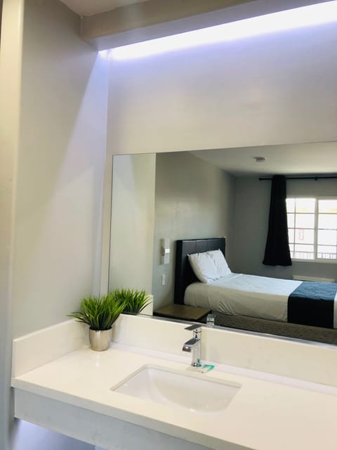 Deluxe Room, 1 Queen Bed | Desk, free WiFi, bed sheets