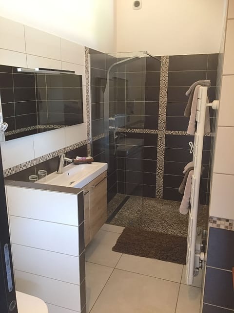 Romantic Double Room, 1 Queen Bed, Sea View (Ste Victoire) | Bathroom shower