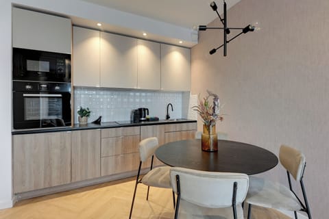 City Apartment, 1 Bedroom | Private kitchenette | Fridge, stovetop, dishwasher, coffee/tea maker