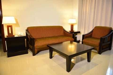 Executive Room | Minibar, desk, free WiFi, bed sheets