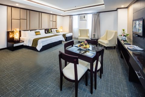 Family Room | Minibar, desk, free WiFi, bed sheets