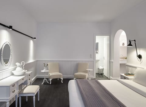 Deluxe Double Room (Oia Castle) | In-room safe, desk, soundproofing, iron/ironing board