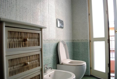 Deep soaking tub, hair dryer, towels