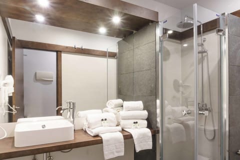 Quadruple Room, Private Bathroom | Bathroom | Shower, rainfall showerhead, free toiletries, hair dryer