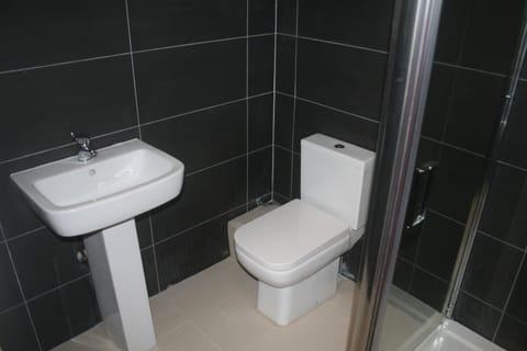 Shower, free toiletries, towels