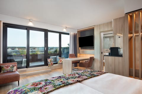 Suite, 1 King Bed, Balcony | Minibar, in-room safe, desk, laptop workspace