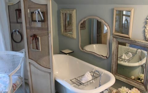 Standard Room, 1 Queen Bed (6) | Bathroom | Designer toiletries, hair dryer, bathrobes