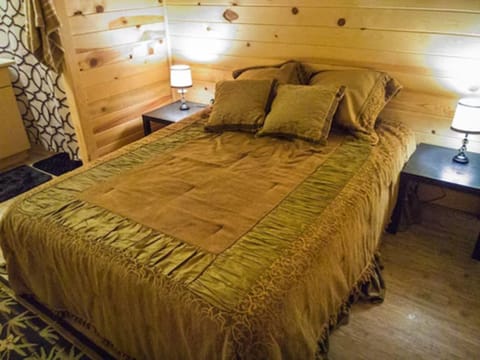 Comfort Cabin, 1 Queen Bed | Bed sheets