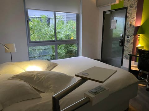 Comfort Double Room (Strophe) | In-room safe, individually decorated, desk, iron/ironing board