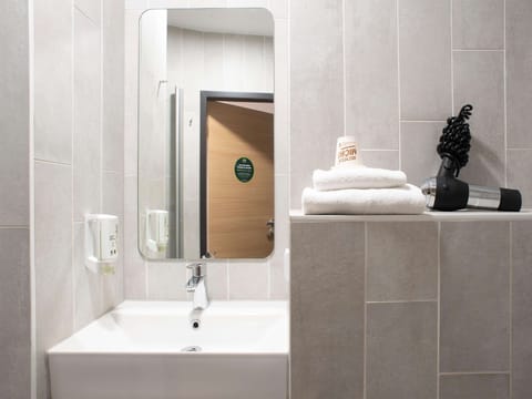 Double Room | Bathroom | Shower, hair dryer, towels