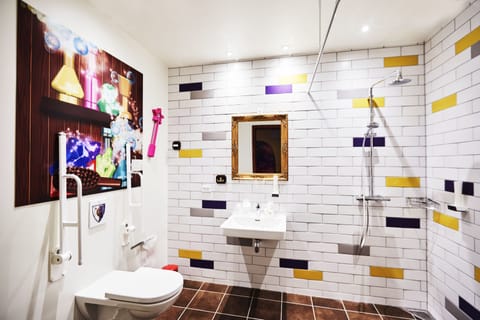 Superior Wizard's Room | Bathroom | Shower, free toiletries, hair dryer, towels