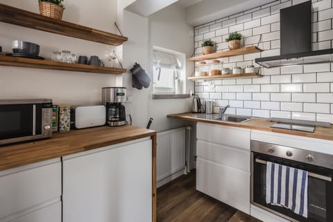 Studio, 2 Twin Beds | Private kitchen | Fridge, microwave, oven, stovetop