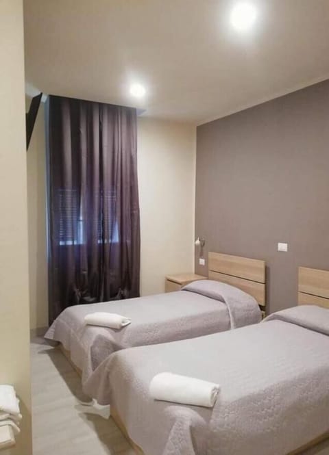 Twin Room, 2 Twin Beds | Desk, free WiFi, bed sheets