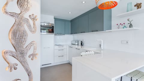 Deluxe Suite (Blue Ocean) | Private kitchen | Full-size fridge, stovetop, dishwasher, espresso maker