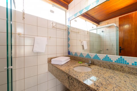 Deluxe Suite, Ocean View | Bathroom | Shower, towels