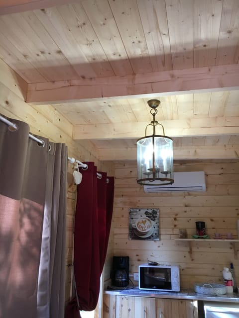 Romantic Cabin | Private kitchen | Fridge, microwave, coffee/tea maker, electric kettle