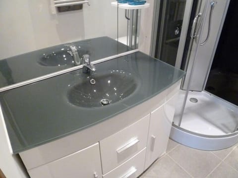 Double room, City view- Free Parking | Bathroom sink