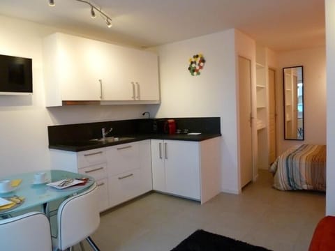 Studio, garden view- free parking | Private kitchenette | Fridge, microwave, stovetop, espresso maker