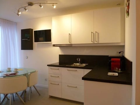 Studio, garden view- free parking | Private kitchenette | Fridge, microwave, stovetop, espresso maker