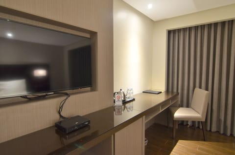 Deluxe Room, 1 King Bed | In-room safe, individually furnished, desk, blackout drapes