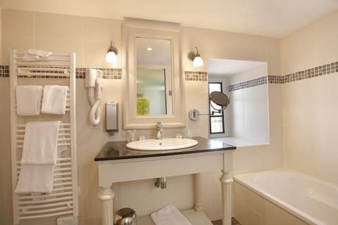 Superior Double Room | Bathroom | Combined shower/tub, hair dryer