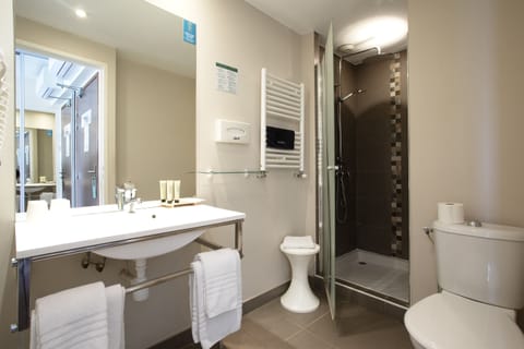 Comfort Double Room + | Bathroom | Free toiletries, hair dryer, towels