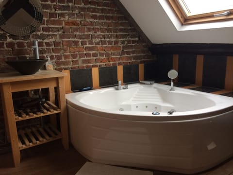 Superior Double Room, Hot Tub | Bathroom amenities | Free toiletries, hair dryer, towels